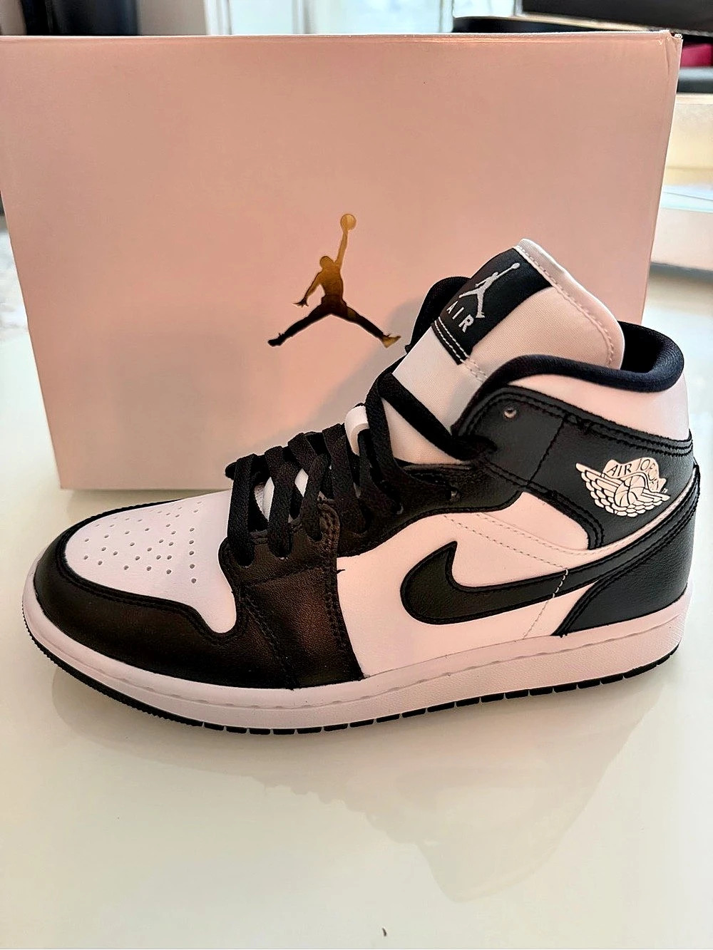 (New) Nike Air Jordan 1 Mid